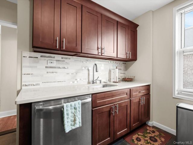 530 Dubois Avenue 2C, Valley Stream, NY 11581