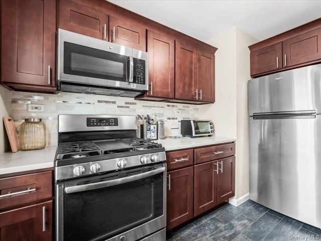 530 Dubois Avenue 2C, Valley Stream, NY 11581