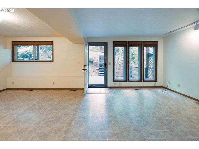 88154 TIKI Ln, Springfield, OR 97478
