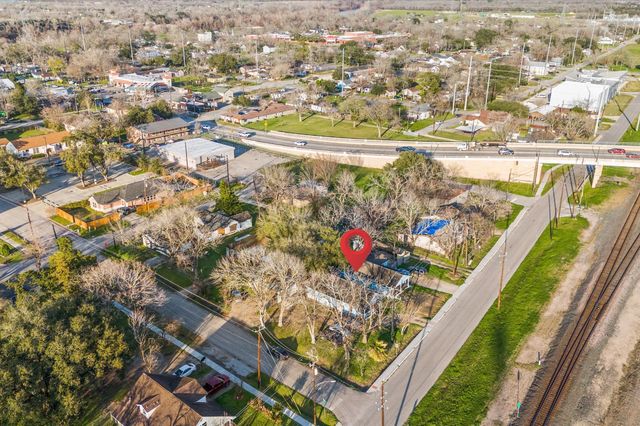 1605 Walnut Avenue, Rosenberg, TX 77471