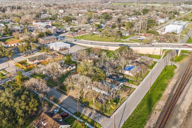 1605 Walnut Avenue, Rosenberg, TX 77471
