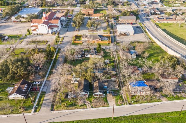 1605 Walnut Avenue, Rosenberg, TX 77471