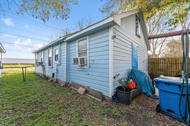 1605 Walnut Avenue, Rosenberg, TX 77471