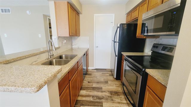 17331 Red Oak Drive 10, Houston, TX 77090
