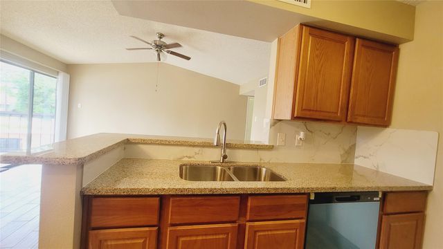 17331 Red Oak Drive 10, Houston, TX 77090