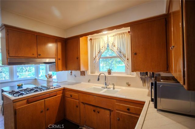1724 Sombra Drive, Glendale, CA 91208