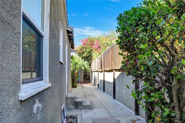 15123 Killion Street, Sherman Oaks, CA 91411
