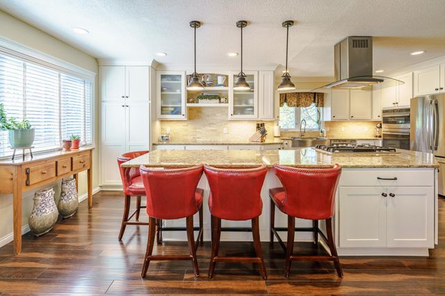 613 Chicago Drive, Burnsville, MN 55306
