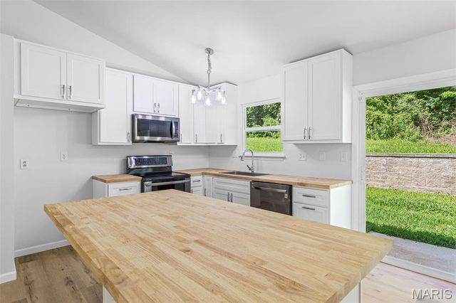 687 Woodview Drive, Villa Ridge, MO 63089