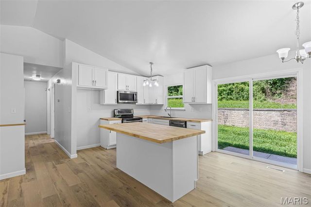 687 Woodview Drive, Villa Ridge, MO 63089