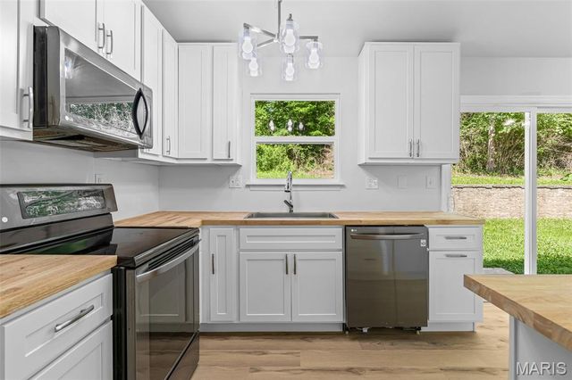 687 Woodview Drive, Villa Ridge, MO 63089