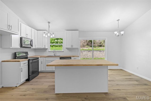 687 Woodview Drive, Villa Ridge, MO 63089
