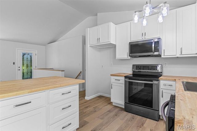 687 Woodview Drive, Villa Ridge, MO 63089