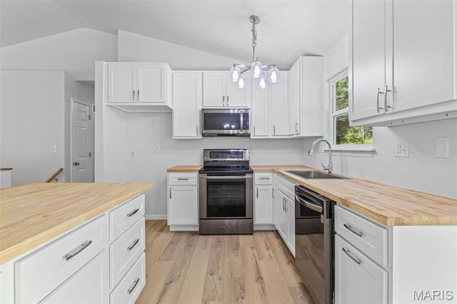 687 Woodview Drive, Villa Ridge, MO 63089