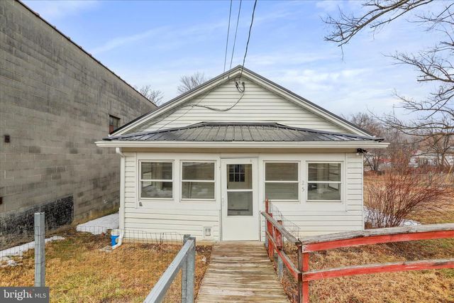 25 HARRISON AVE, Berkeley Springs, WV 25411