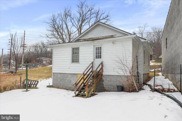 25 HARRISON AVE, Berkeley Springs, WV 25411