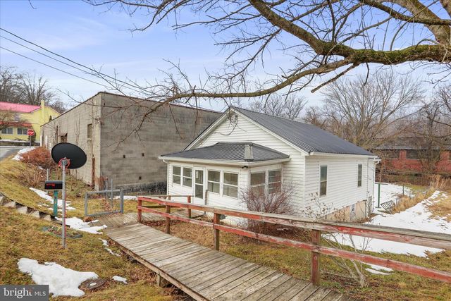 25 HARRISON AVE, Berkeley Springs, WV 25411