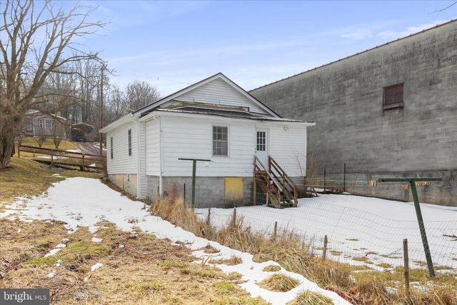 25 HARRISON AVE, Berkeley Springs, WV 25411