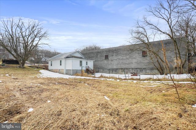 25 HARRISON AVE, Berkeley Springs, WV 25411