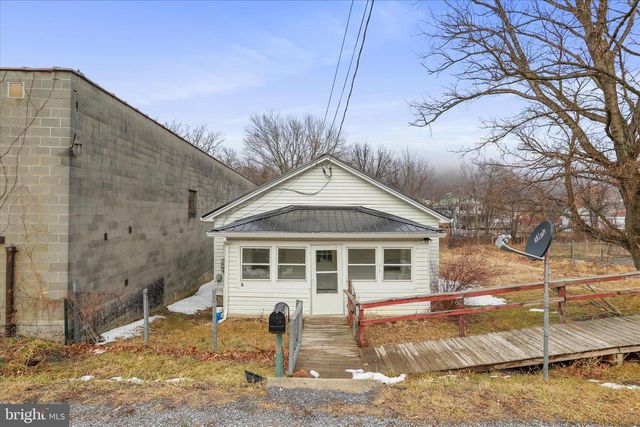 25 HARRISON AVE, Berkeley Springs, WV 25411