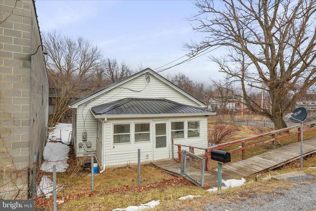 25 HARRISON AVE, Berkeley Springs, WV 25411