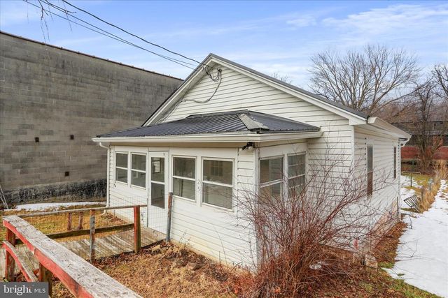 25 HARRISON AVE, Berkeley Springs, WV 25411