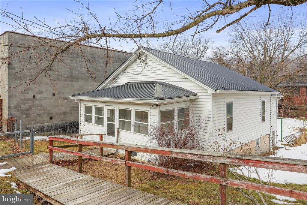 25 HARRISON AVE, Berkeley Springs, WV 25411