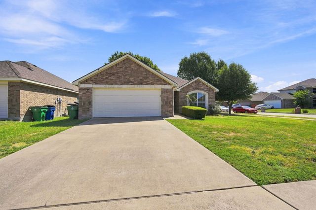 302 Creekside Way, Waxahachie, TX 75165