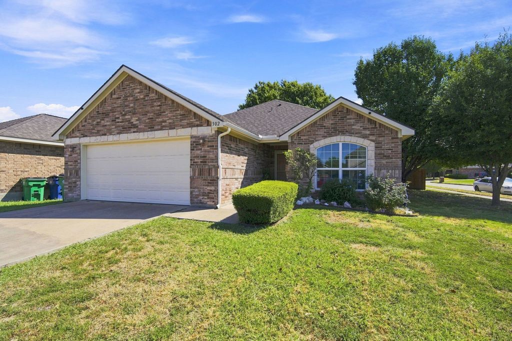 302 Creekside Way, Waxahachie, TX 75165