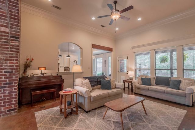 14160 Twelve Oaks Dr, Walker, LA 70785