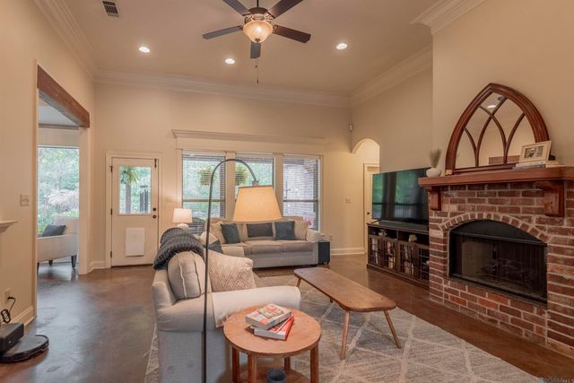 14160 Twelve Oaks Dr, Walker, LA 70785
