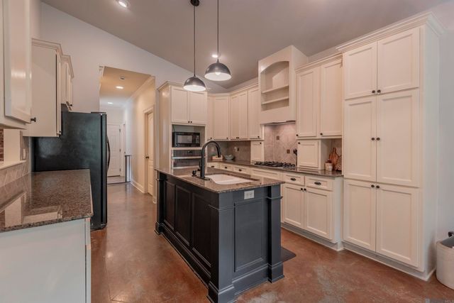 14160 Twelve Oaks Dr, Walker, LA 70785
