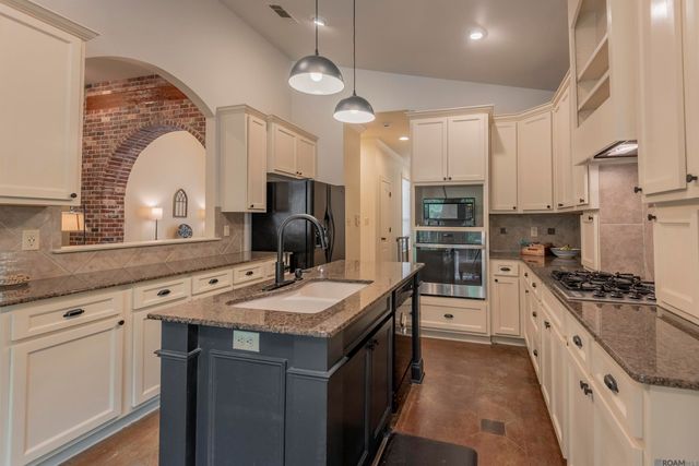 14160 Twelve Oaks Dr, Walker, LA 70785