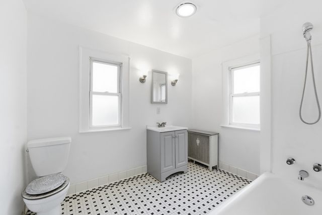 73 Santa Barbara St, Springfield, MA 01104