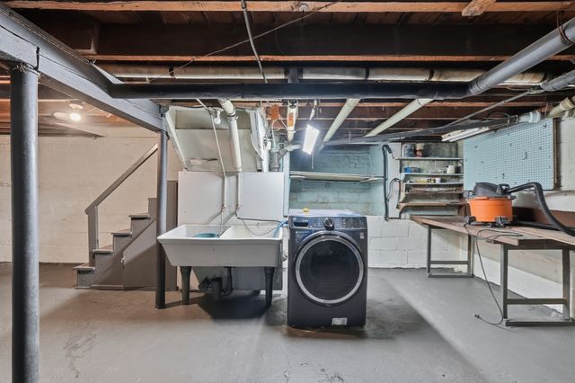 73 Santa Barbara St, Springfield, MA 01104