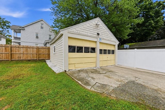 73 Santa Barbara St, Springfield, MA 01104