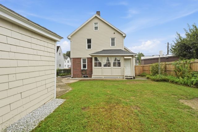73 Santa Barbara St, Springfield, MA 01104