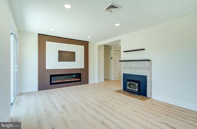 49 MISTLETOE LN, Levittown, PA 19054