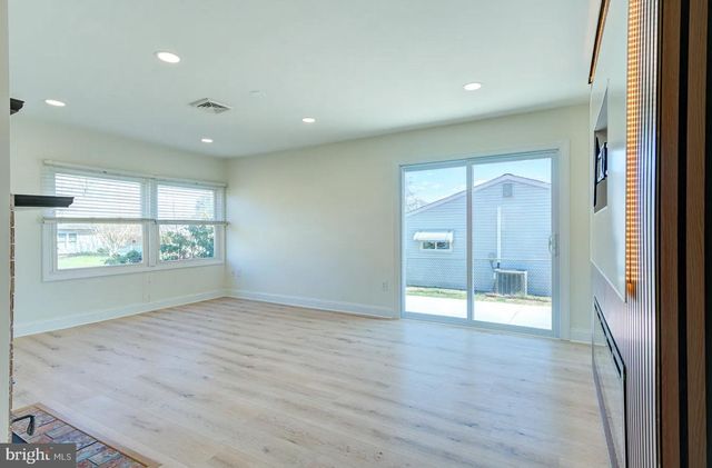 49 MISTLETOE LN, Levittown, PA 19054