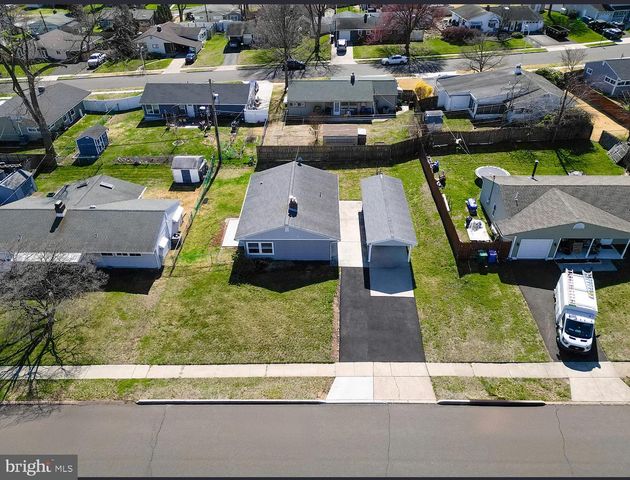 49 MISTLETOE LN, Levittown, PA 19054