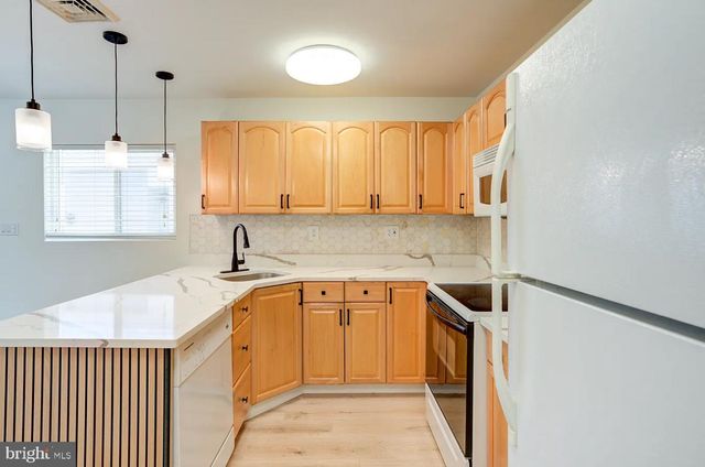 49 MISTLETOE LN, Levittown, PA 19054