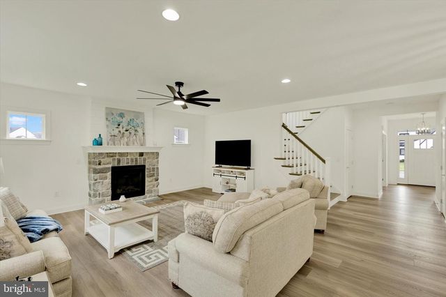 1033 LITITZ BEND DR, Lititz, PA 17543