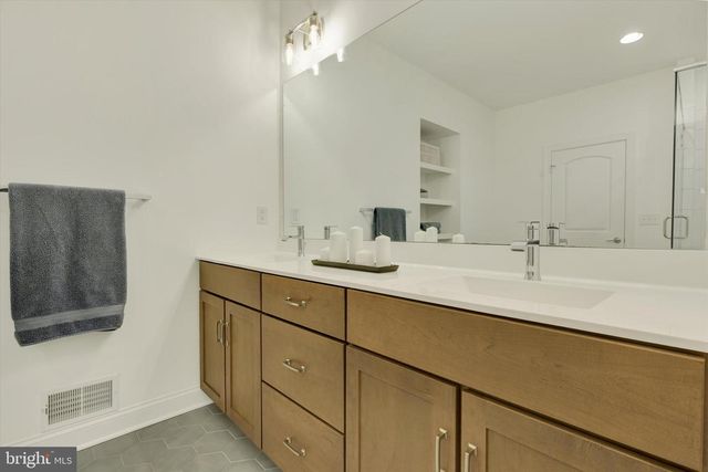 1033 LITITZ BEND DR, Lititz, PA 17543