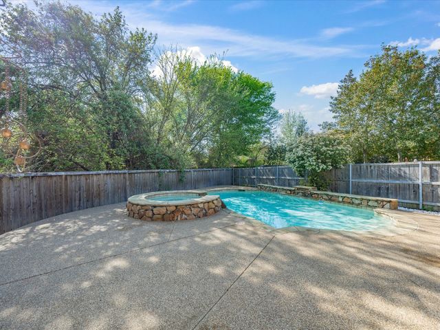 933 Oatlands Place, Burleson, TX 76028