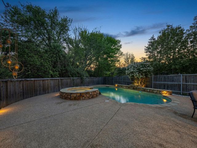 933 Oatlands Place, Burleson, TX 76028