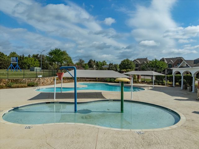 933 Oatlands Place, Burleson, TX 76028