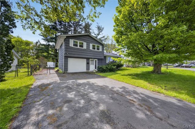 22 Apricot Ln, Clay, NY 13090