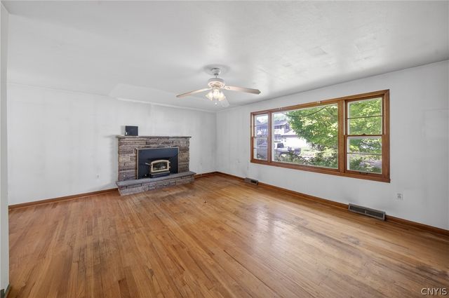 22 Apricot Ln, Clay, NY 13090