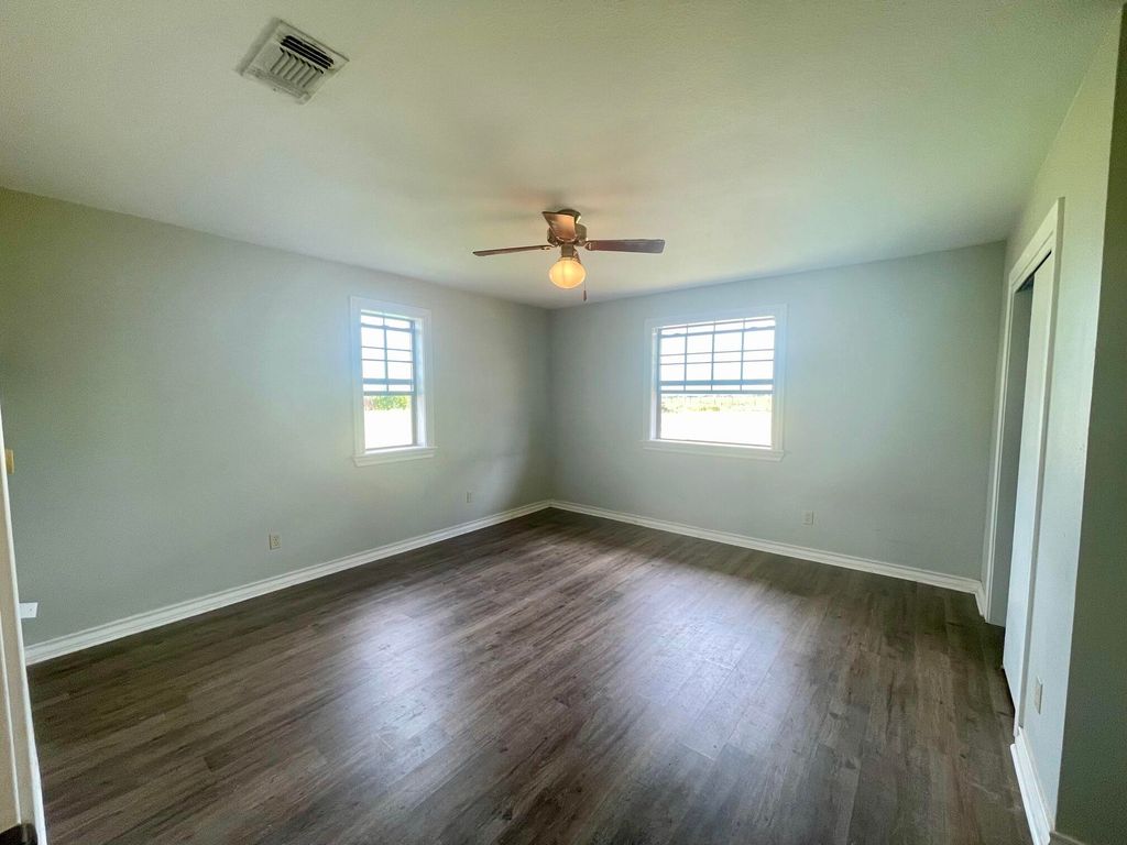 Image 11 of property listing at 2253 E Valley Drive, San Angelo, TX 76905