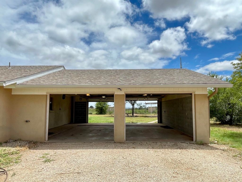 Image 12 of property listing at 2253 E Valley Drive, San Angelo, TX 76905